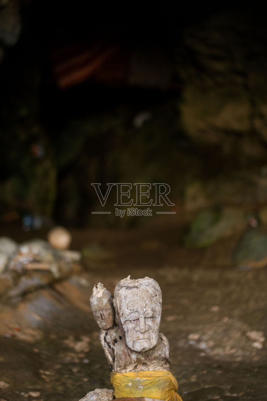 洞穴前的传统托拉加木刻石刻照片摄影图片