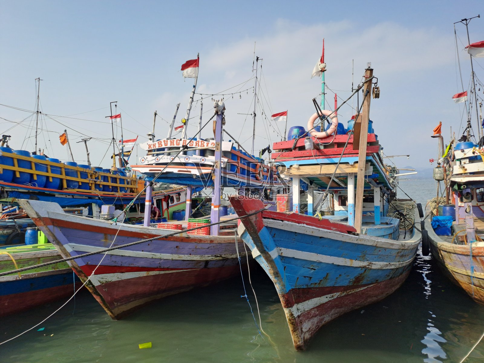 渔船停靠在印度尼西亚的班达楠榜照片摄影图片