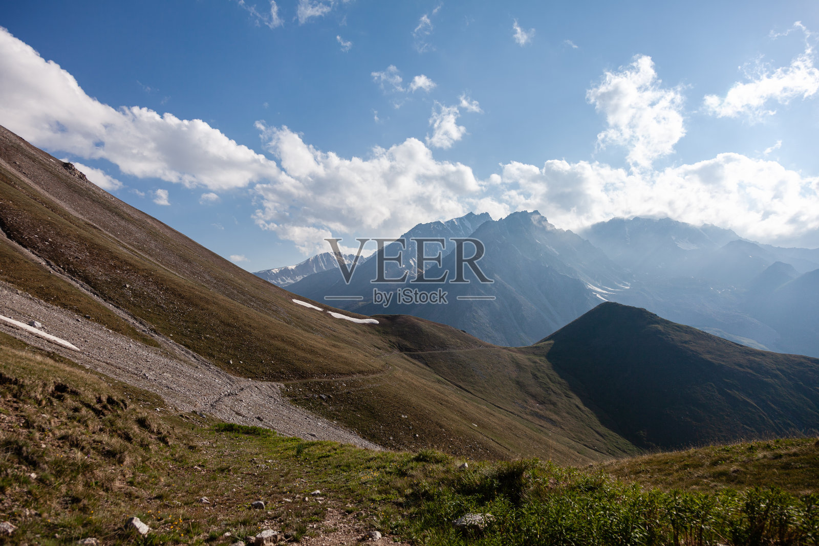 蜿蜒的道路通往普罗霍德诺峡谷的骆驼山照片摄影图片
