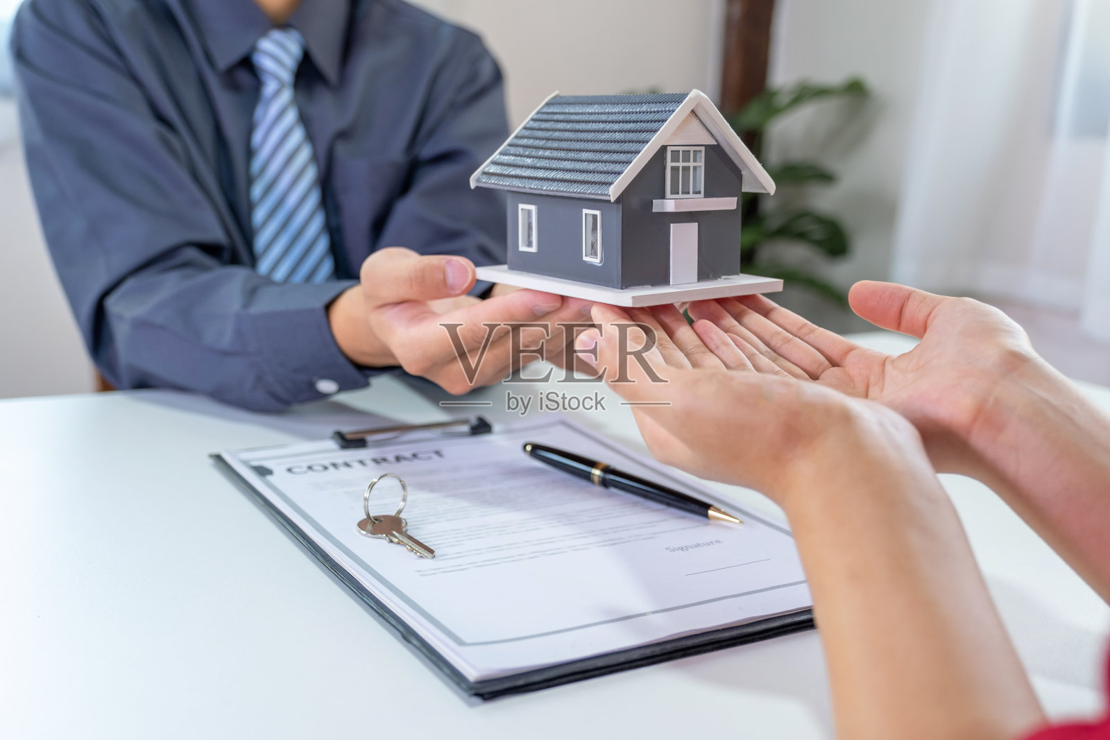 房地产经纪人和买家讨论签订商业合同、租赁、购买、抵押、贷款或家庭保险照片摄影图片