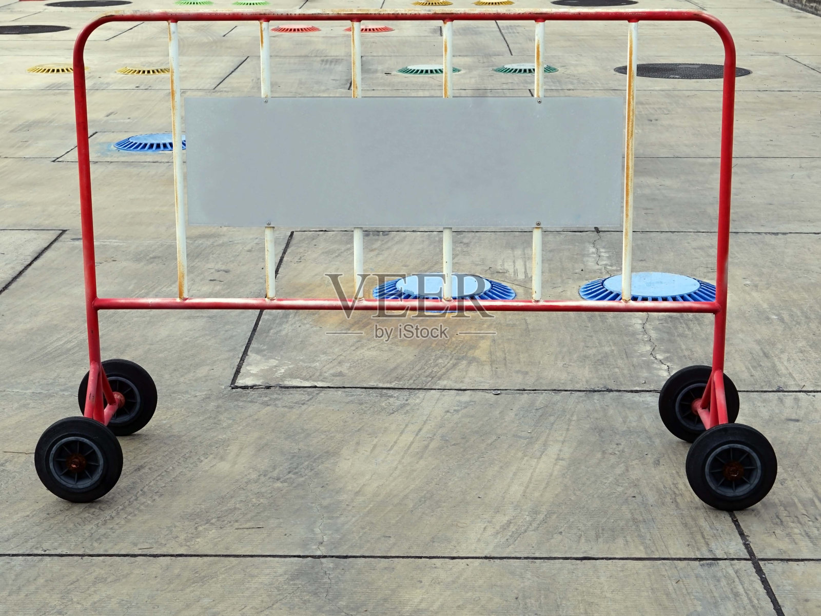 一台车的一辆交通保护车在加油站加注供储供服务。照片摄影图片