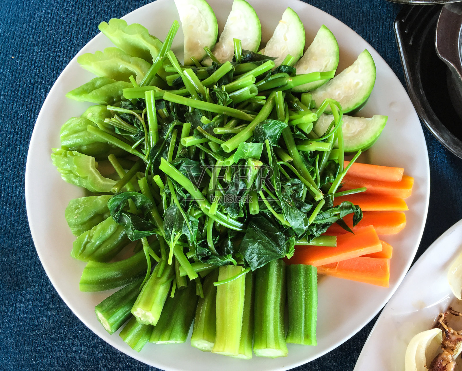 在当地餐馆吃越南菜照片摄影图片