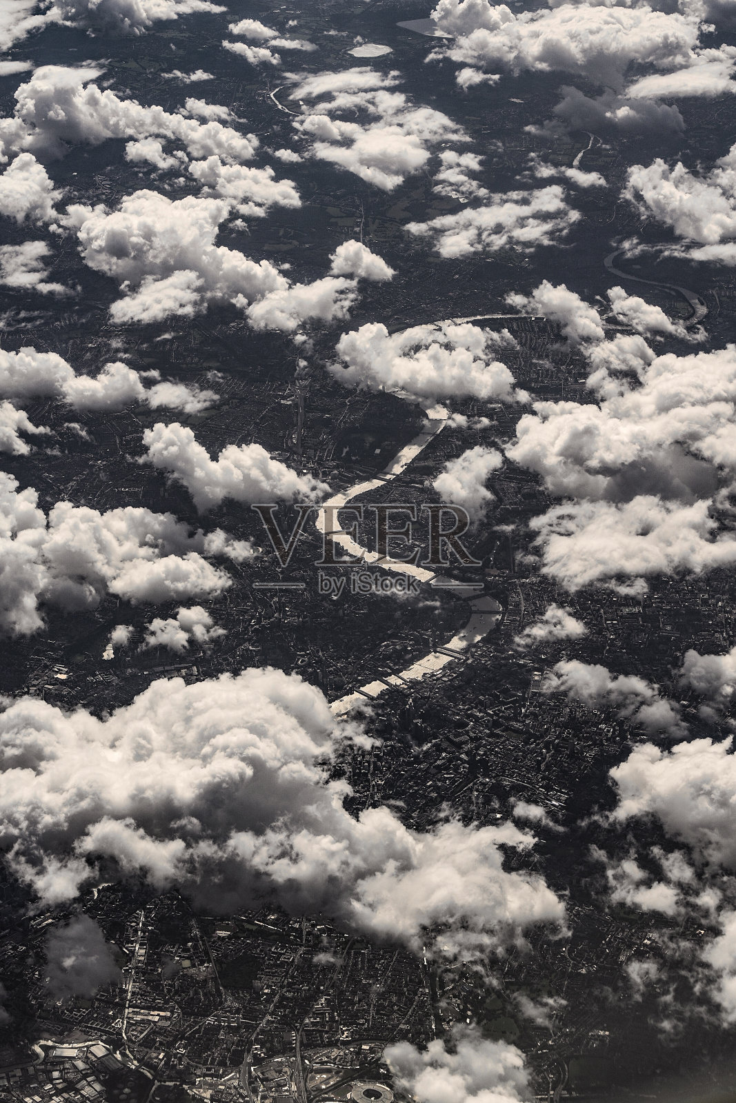 2023年伦敦多云的天空照片摄影图片