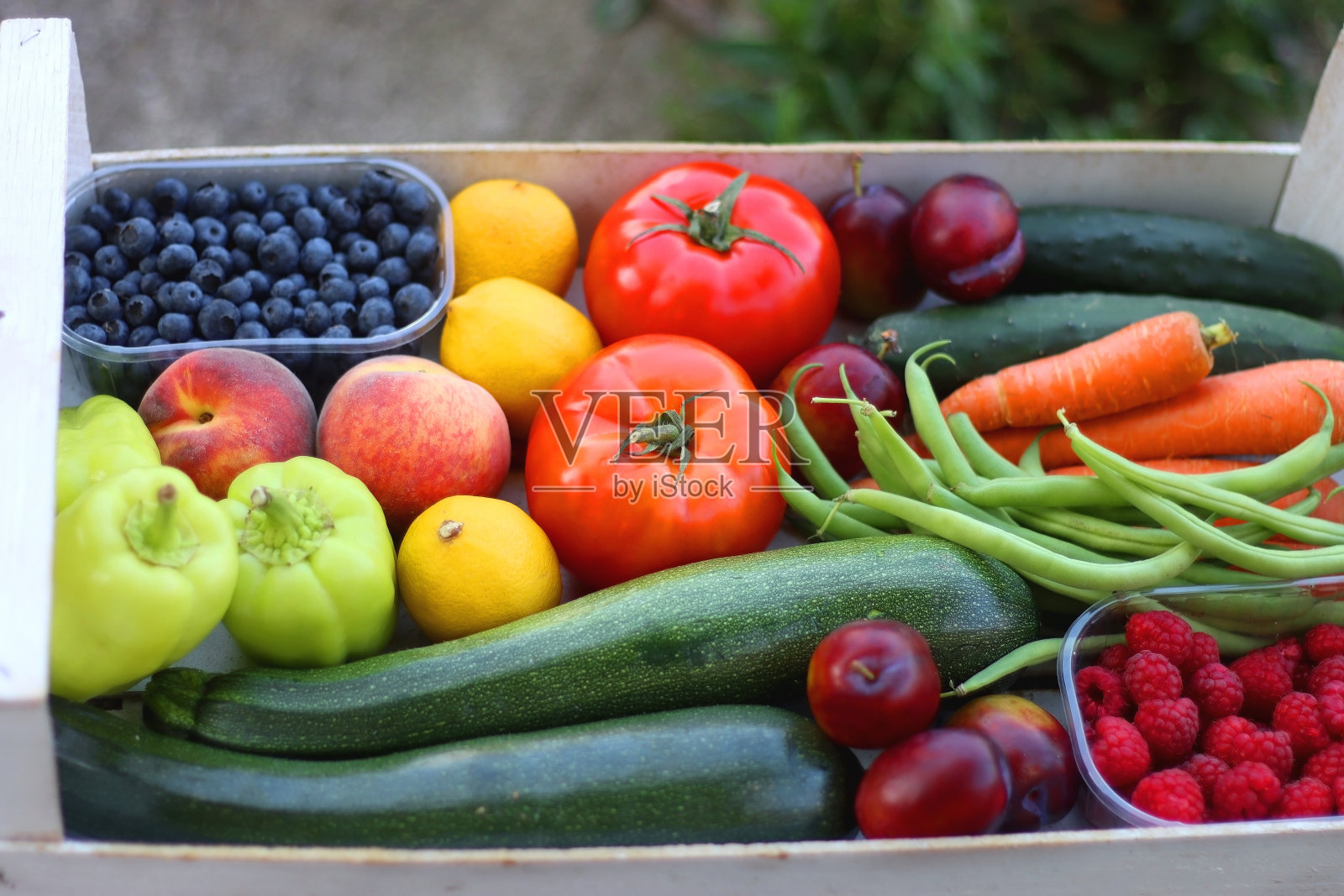 花园里的一箱食物照片摄影图片