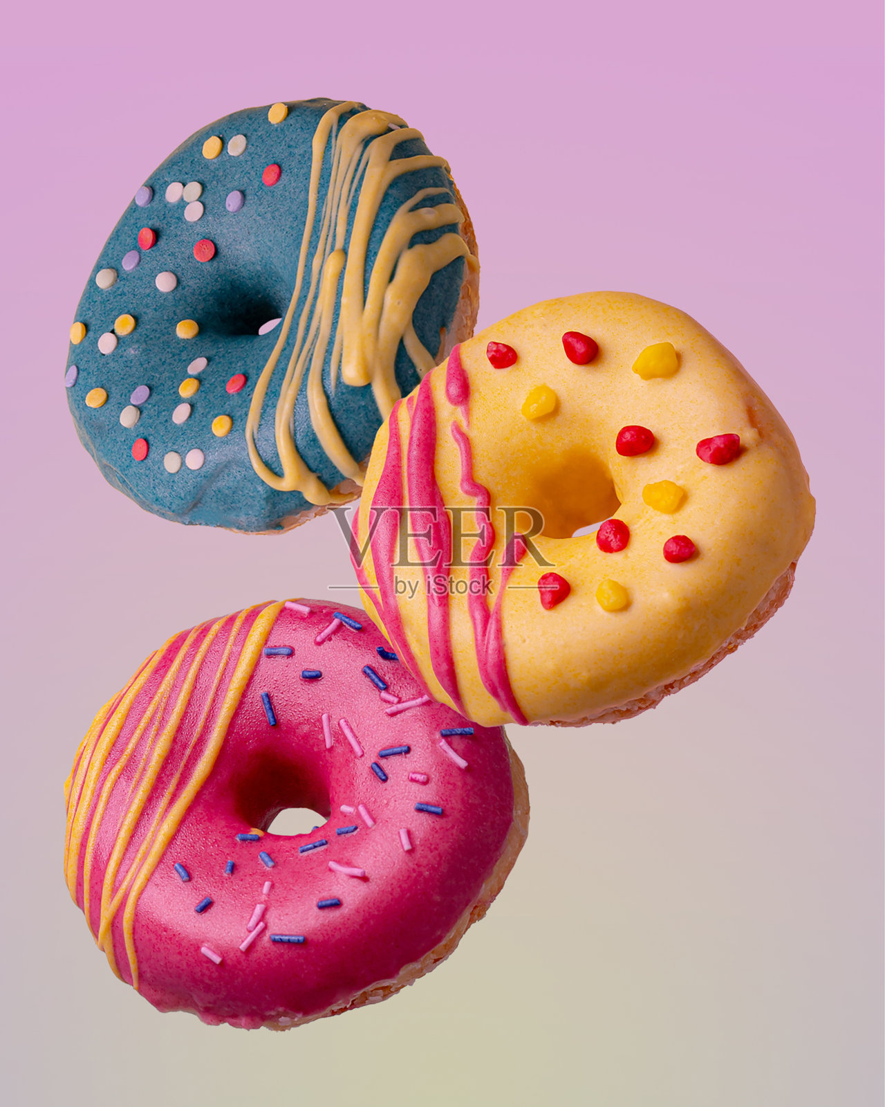 三色甜甜圈照片摄影图片