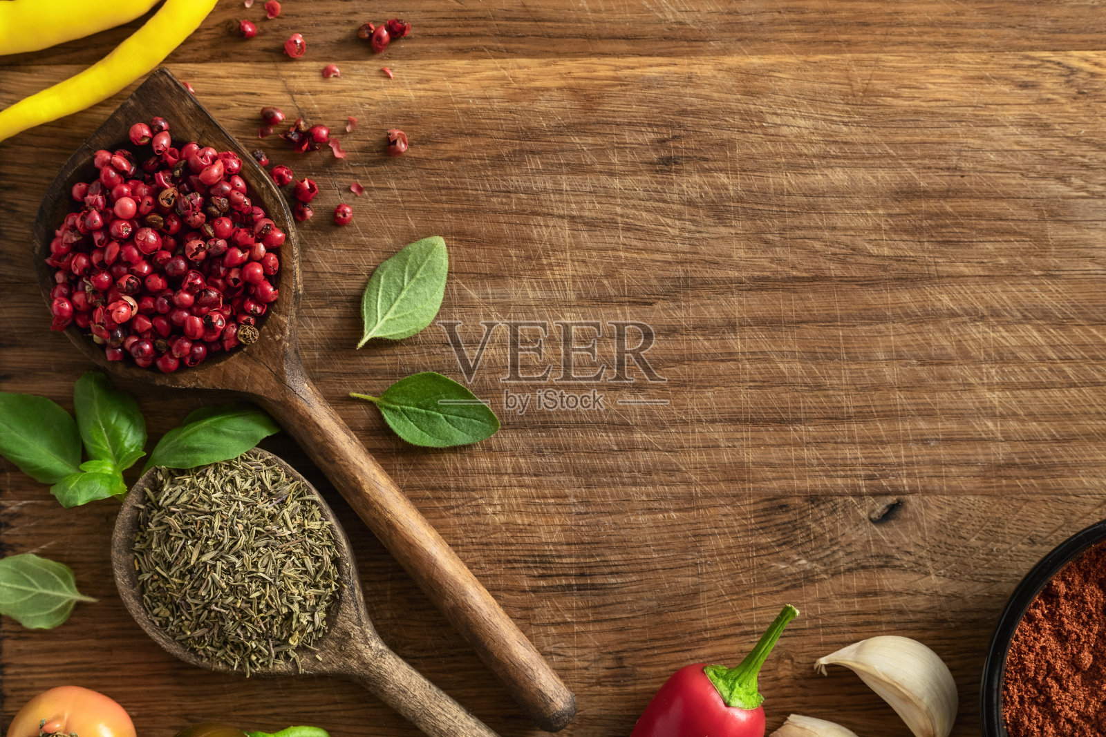 木桌上有红辣椒和干百里香的木勺食物烹饪原料背景俯视图照片摄影图片