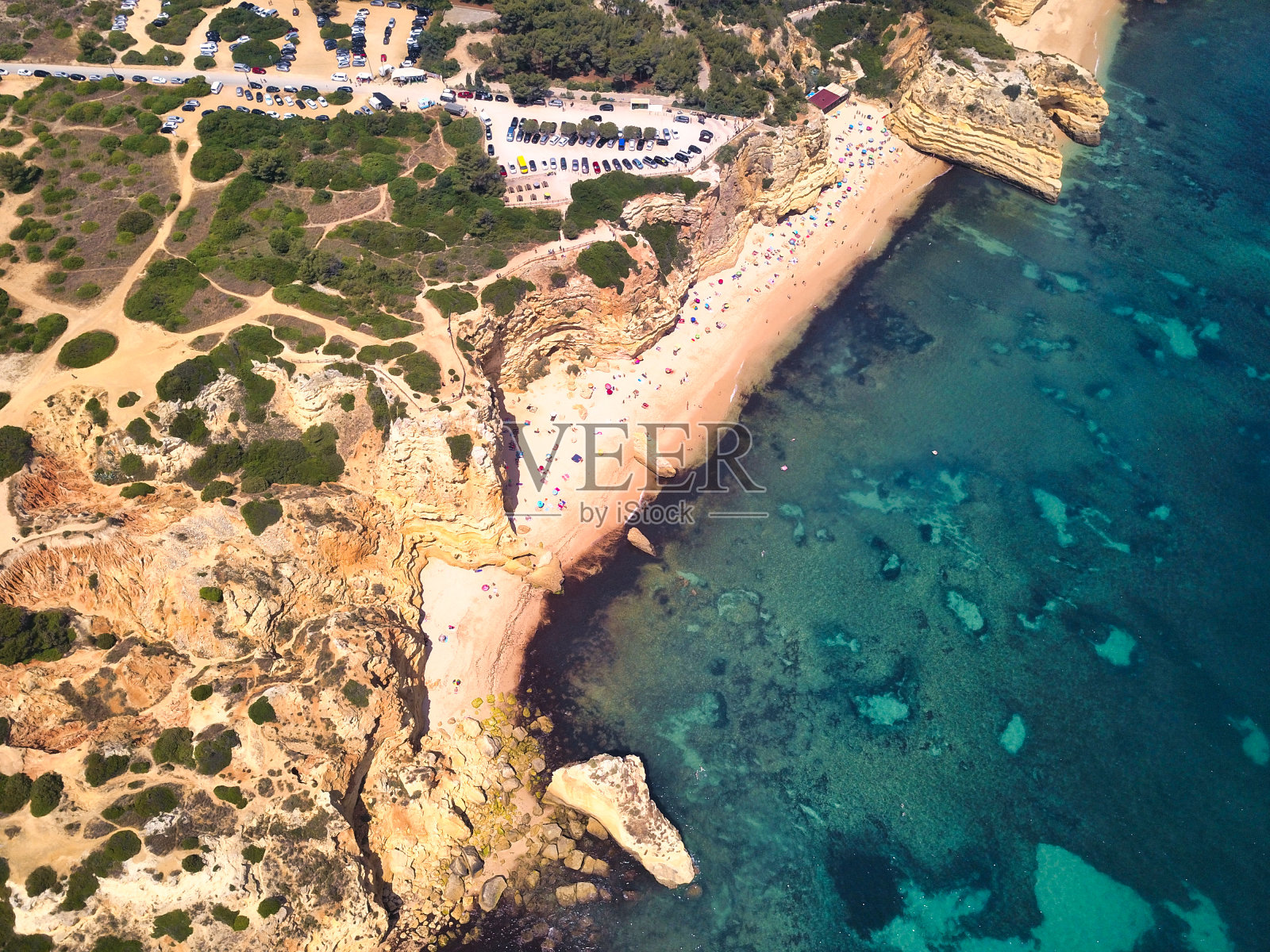 无人机拍摄的地中海风景。海与沙的交汇处。照片摄影图片