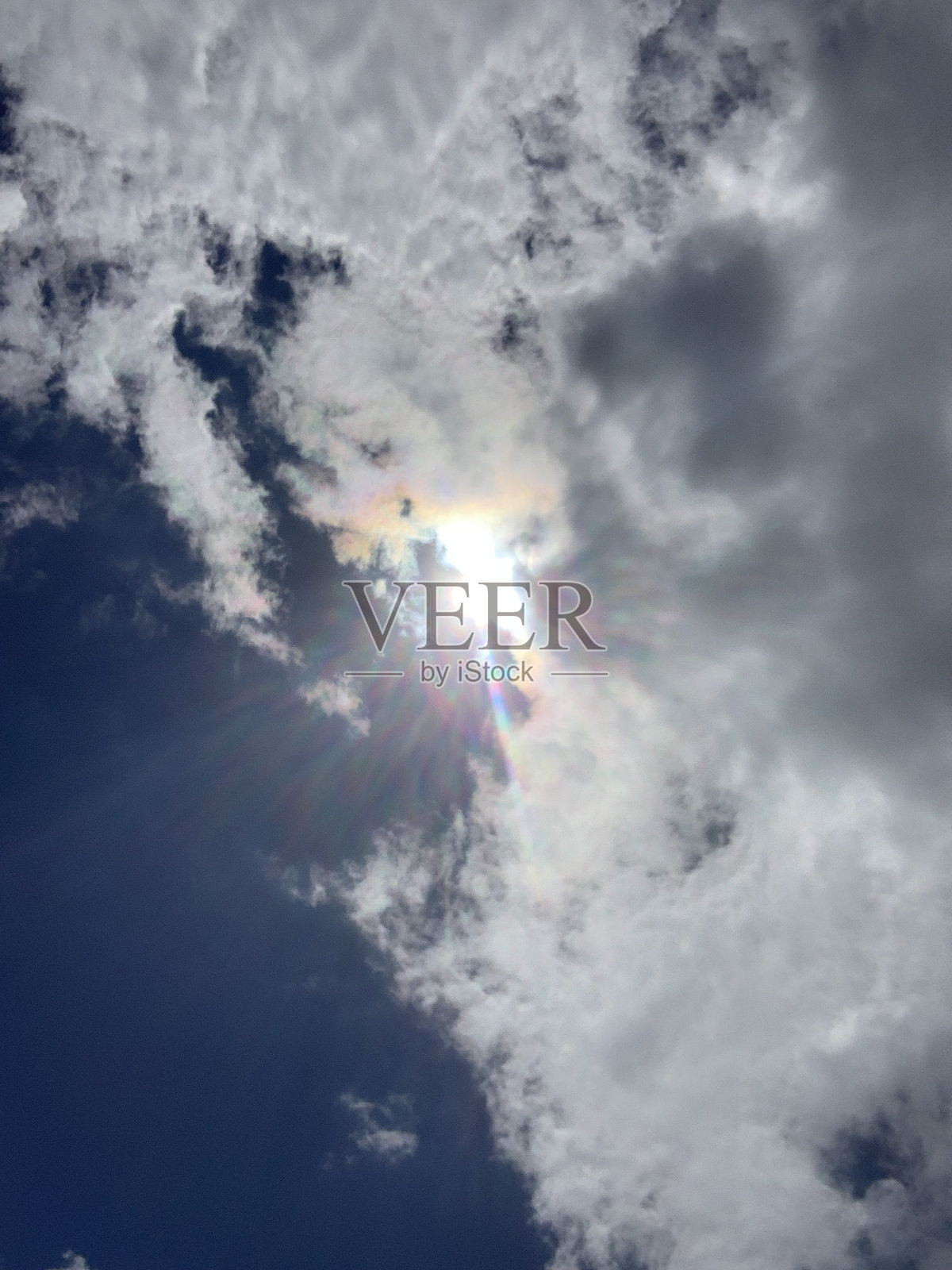 穿过云层的阳光照片摄影图片