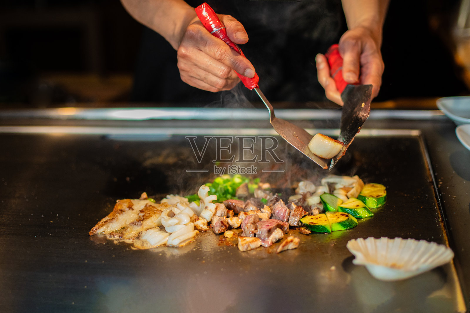 日本铁板烧餐厅的厨师照片摄影图片