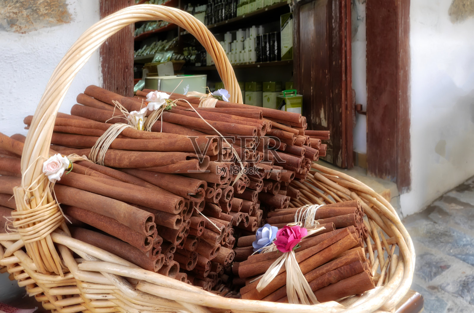 商店门口的篮子里放着肉桂棒。模糊的背景照片摄影图片