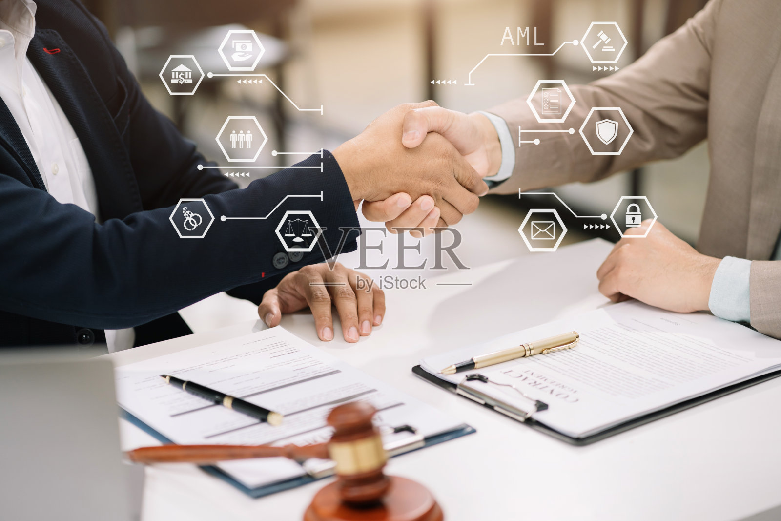 讨论完合同协议后握手的中年律师照片摄影图片