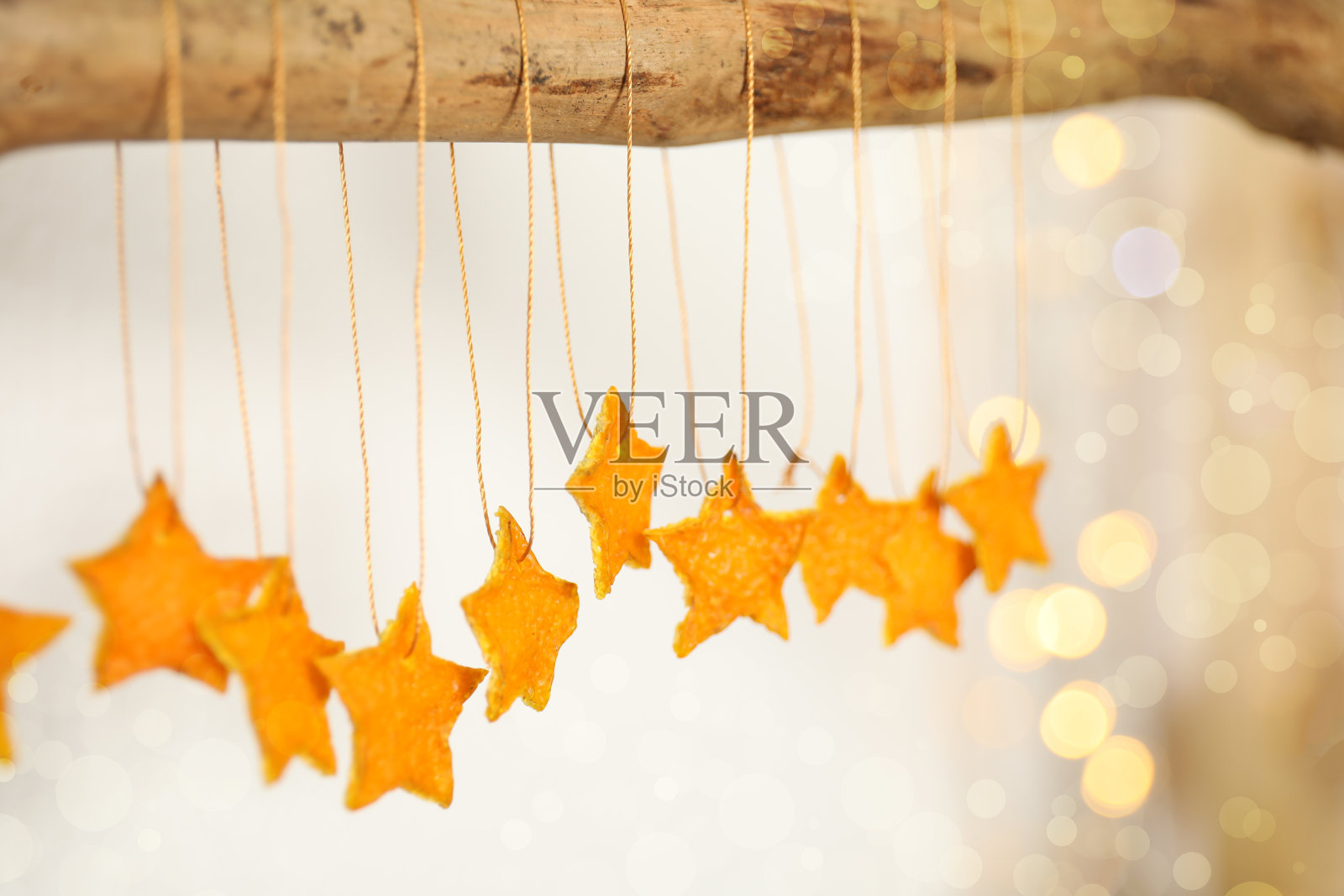 用陈皮做成的星星悬挂在模糊的背景上照片摄影图片