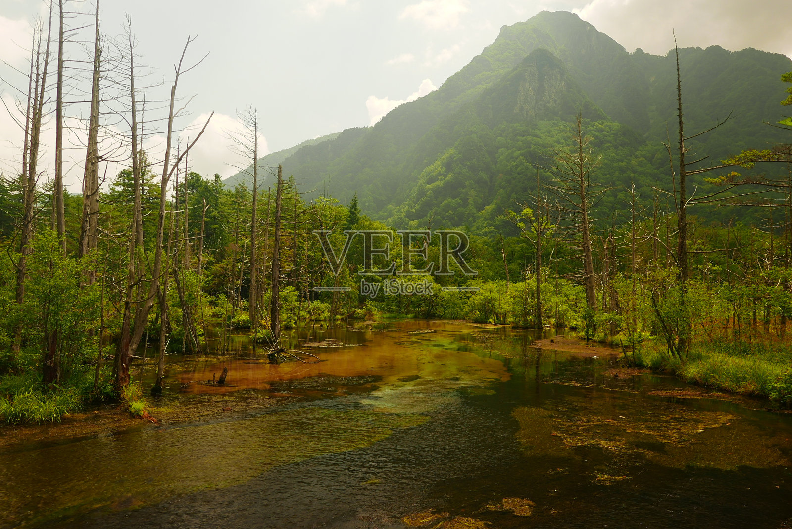上高地是日本长野县西部飞驒山脉内的一个偏远的山地高地山谷。日本徒步旅行和徒步旅行。照片摄影图片