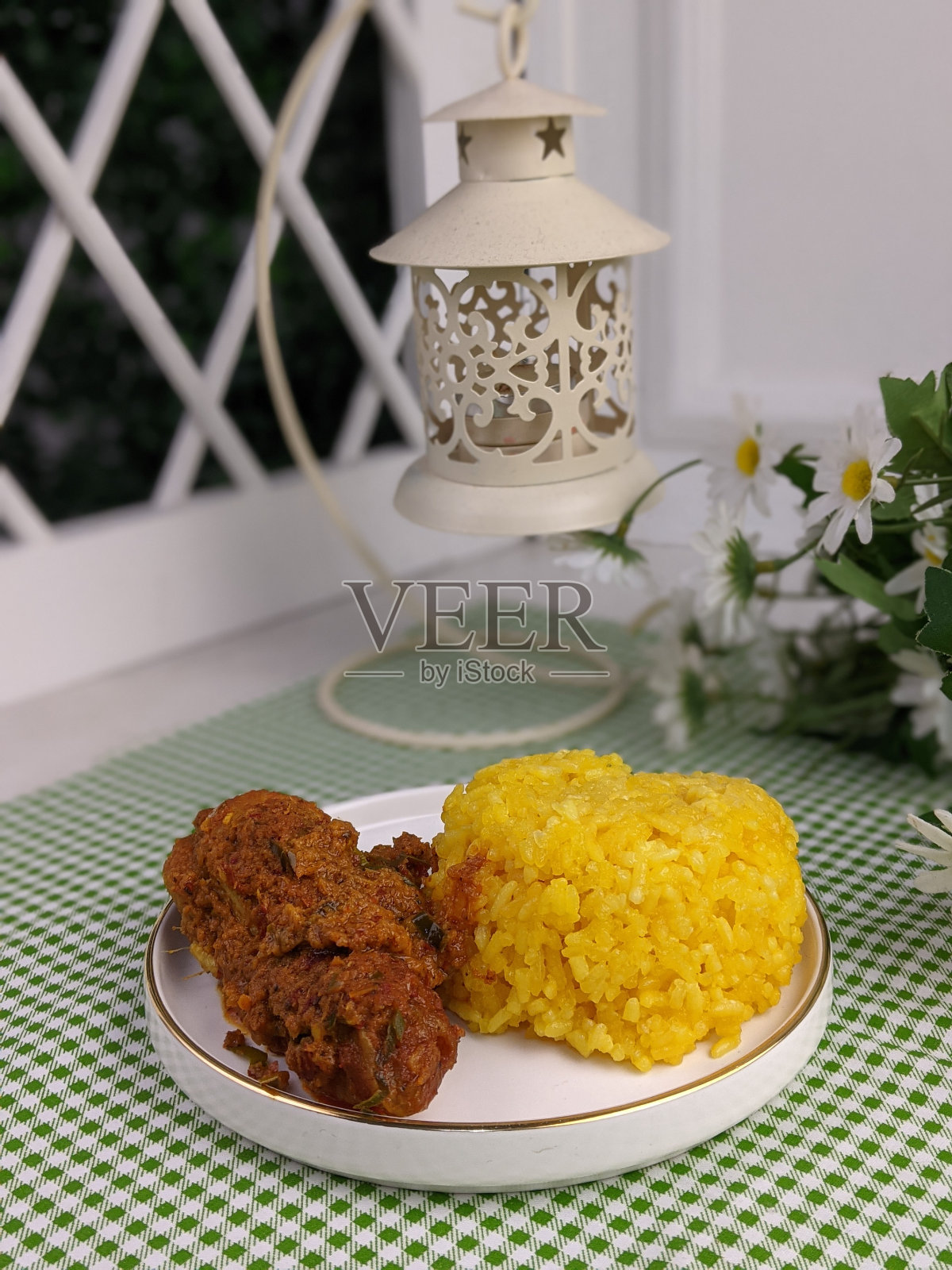 装饰马来西亚和印度尼西亚传统食品黄糯米也被称为“Pulut Kuning”与鸡“仁当”，选择性聚焦模糊背景照片摄影图片