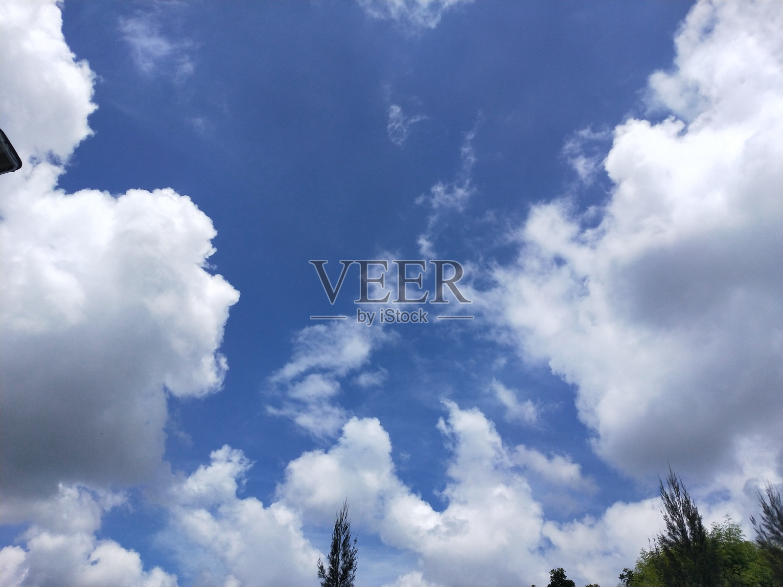 印度尼西亚，青山蓝天白云照片摄影图片