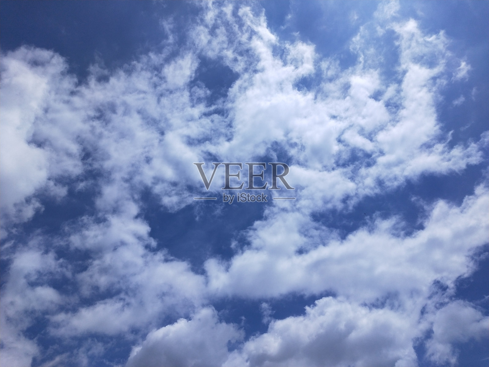 蓝天以微小的云景为背景或壁纸，自然背景，自然系列。照片摄影图片