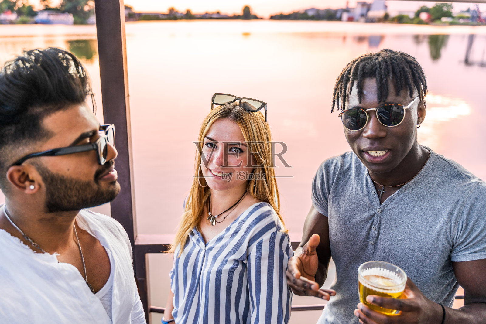 一小群年轻的多民族朋友一起举杯庆祝照片摄影图片