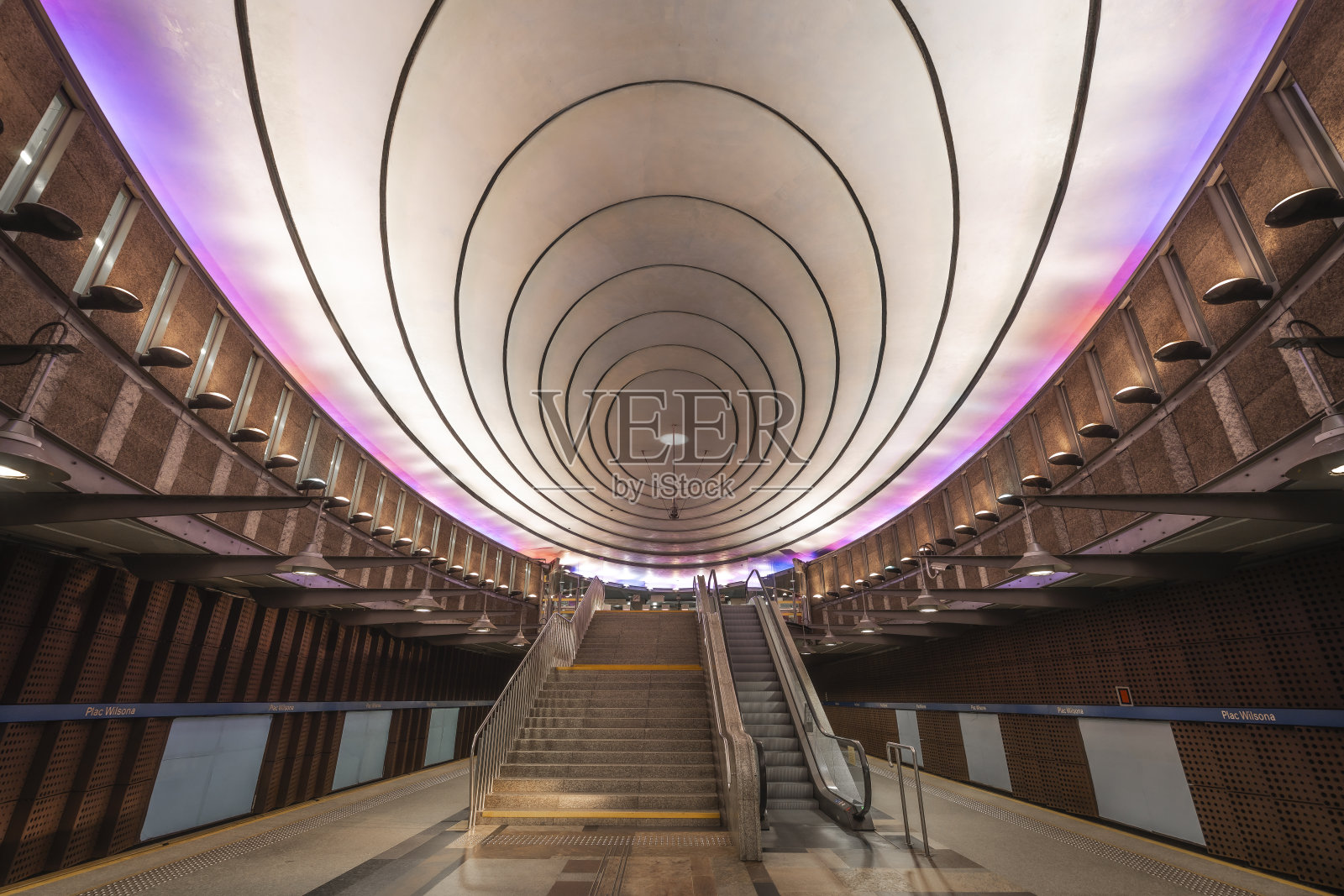 华沙威尔逊广场地铁站的广角照片。它位于华沙北部Żoliborz区的威尔逊广场下方。照片摄影图片