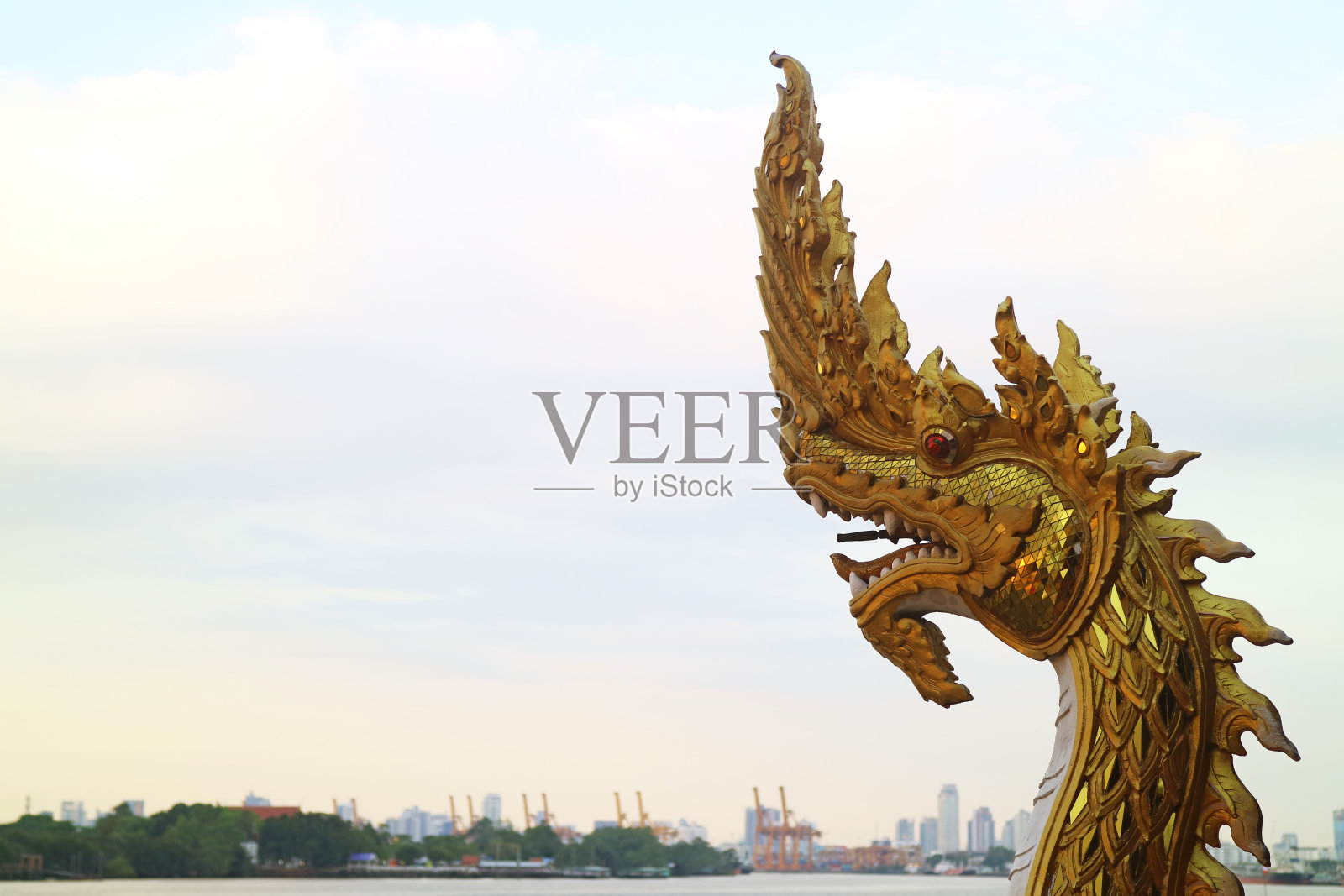 华丽的娜迦雕塑，泰国佛教寺庙的守护蛇，泰国的国家象征照片摄影图片