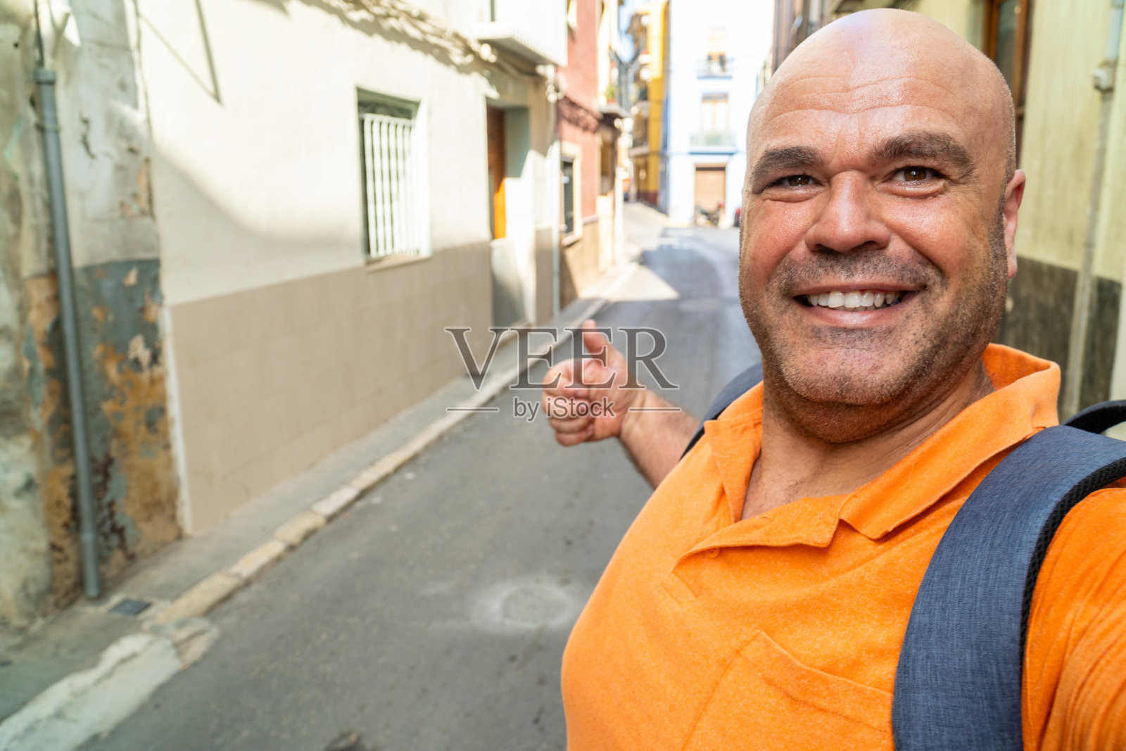 一名男子在老城区自拍照片摄影图片
