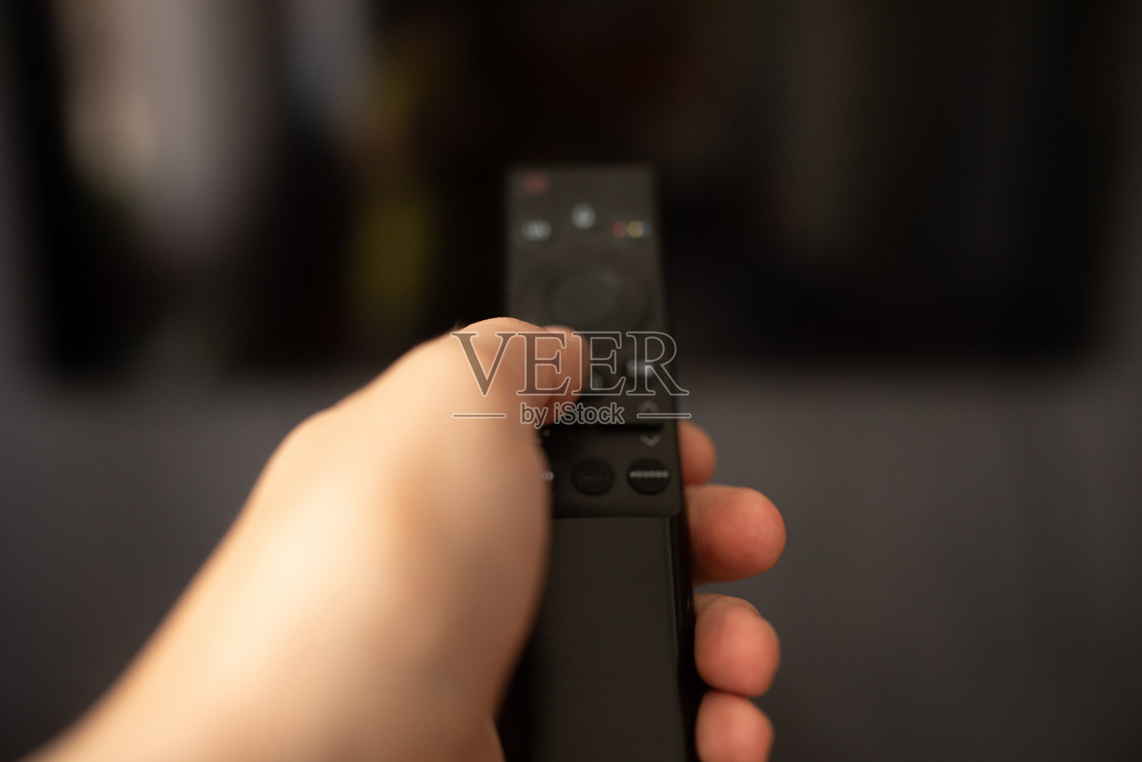 在线电视。电视流媒体视频。电视上的在线多媒体视频概念。用现代遥控器看在线电视。照片摄影图片