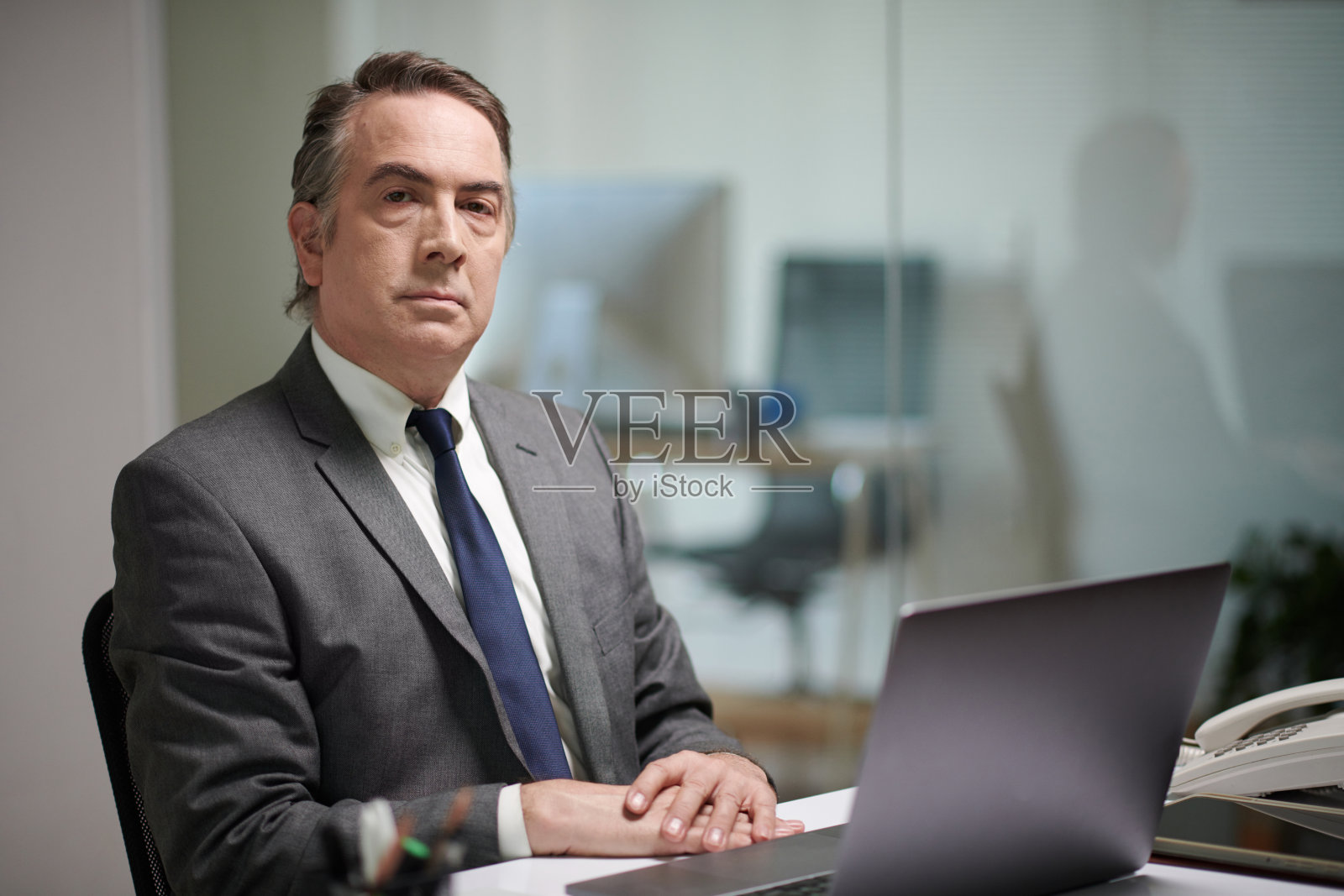 自信认真的企业家照片摄影图片