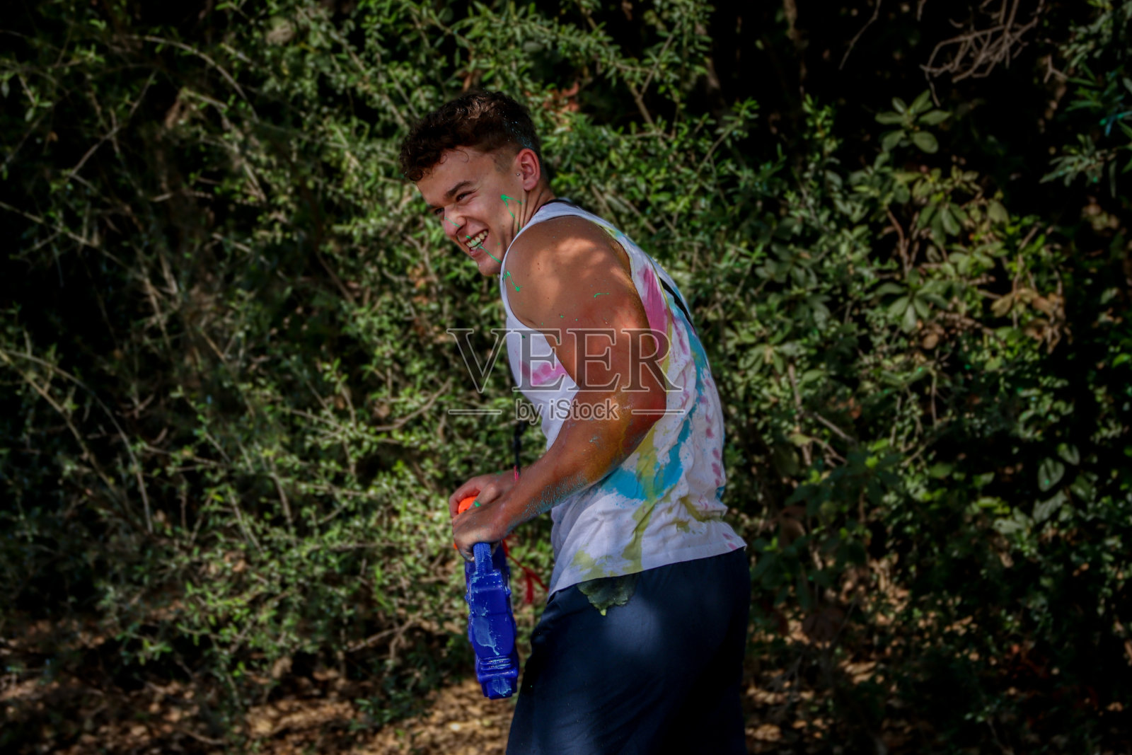 年轻人在打油漆仗照片摄影图片