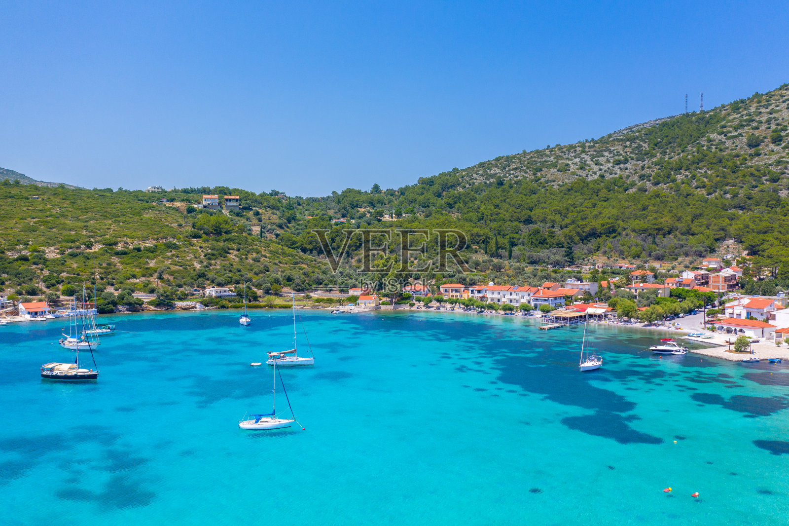 波西多尼奥小渔村，位于希腊萨摩斯岛上，拥有碧蓝的爱琴海照片摄影图片