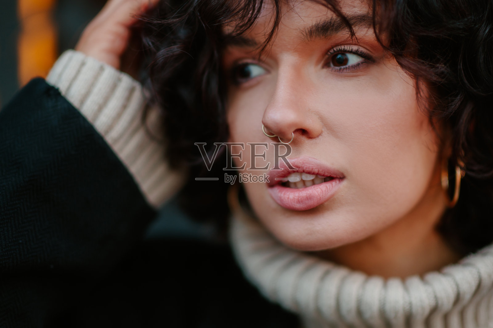 一个年轻女孩的特写镜头，侧视着她美丽的脸庞。照片摄影图片