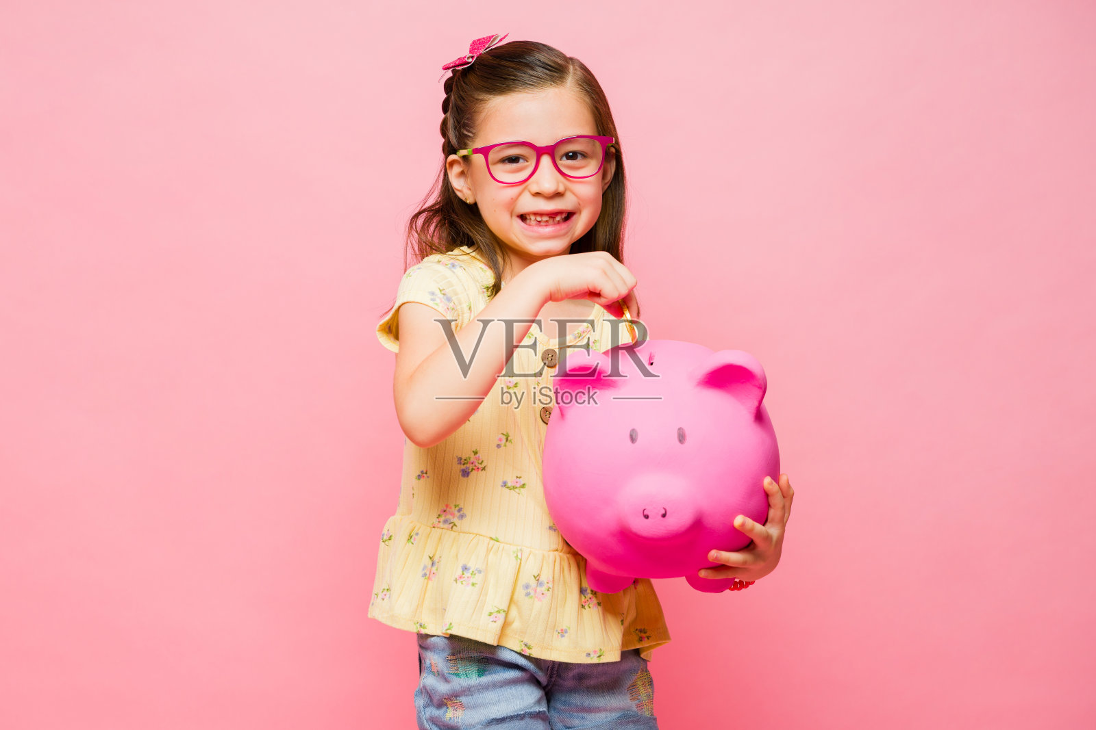 微笑的孩子在存钱照片摄影图片