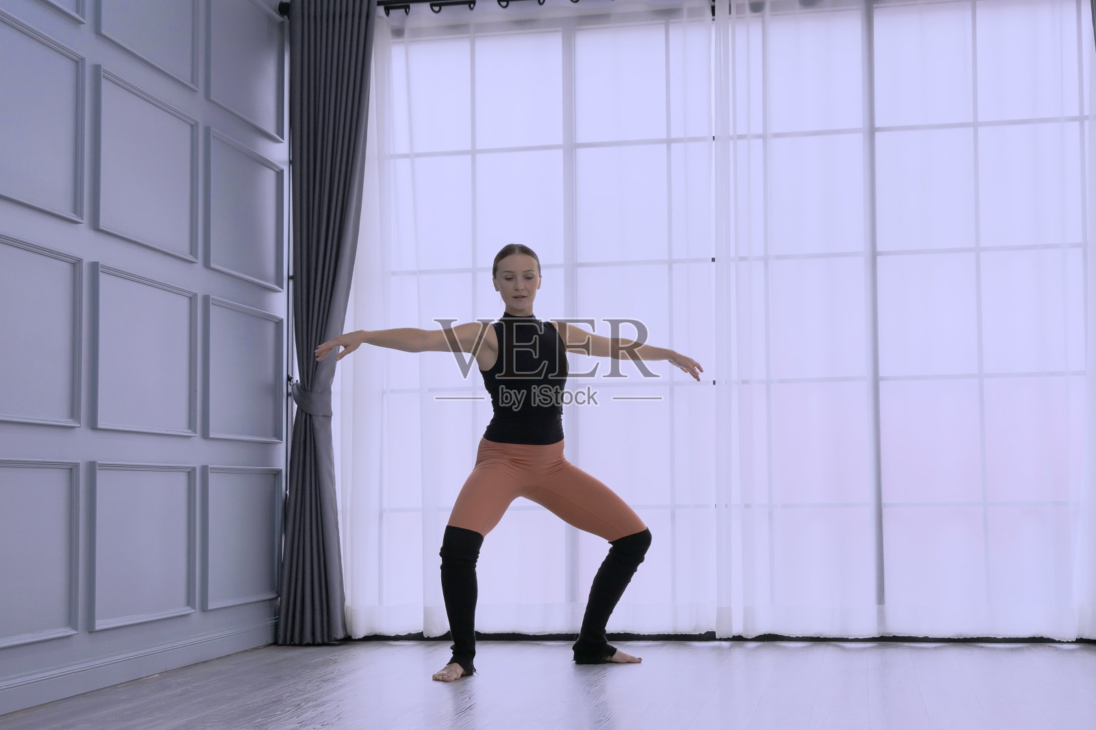 朋友们在工作室里锻炼。照片摄影图片