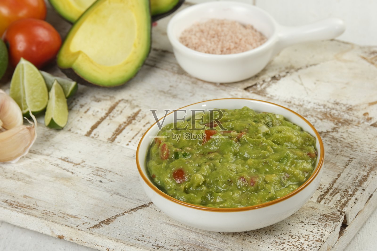 自制鳄梨酱蘸在碗里照片摄影图片