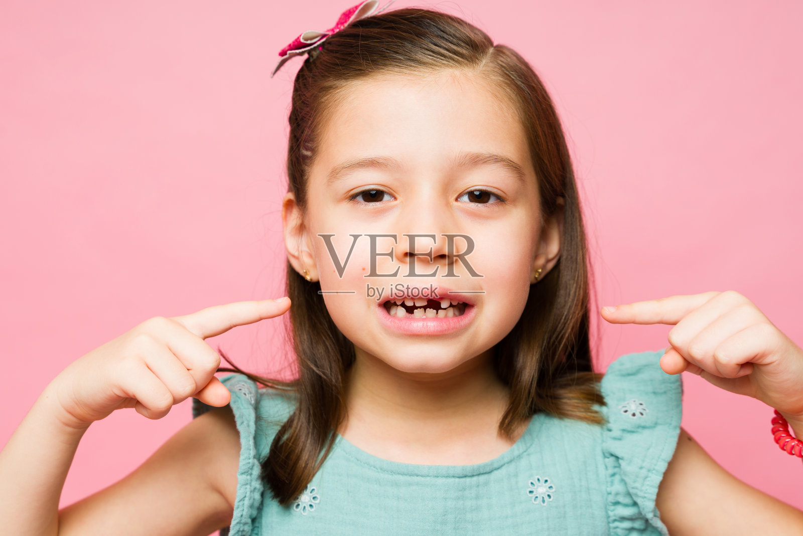 漂亮的白种女孩露出了她没有牙齿的大笑容照片摄影图片