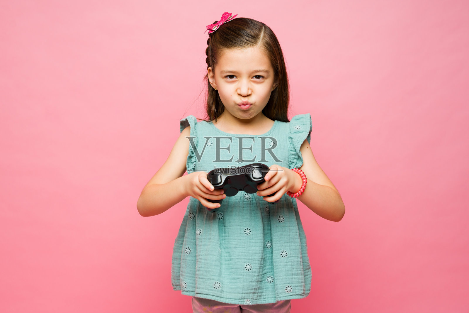 漂亮的小学生在玩电子游戏照片摄影图片