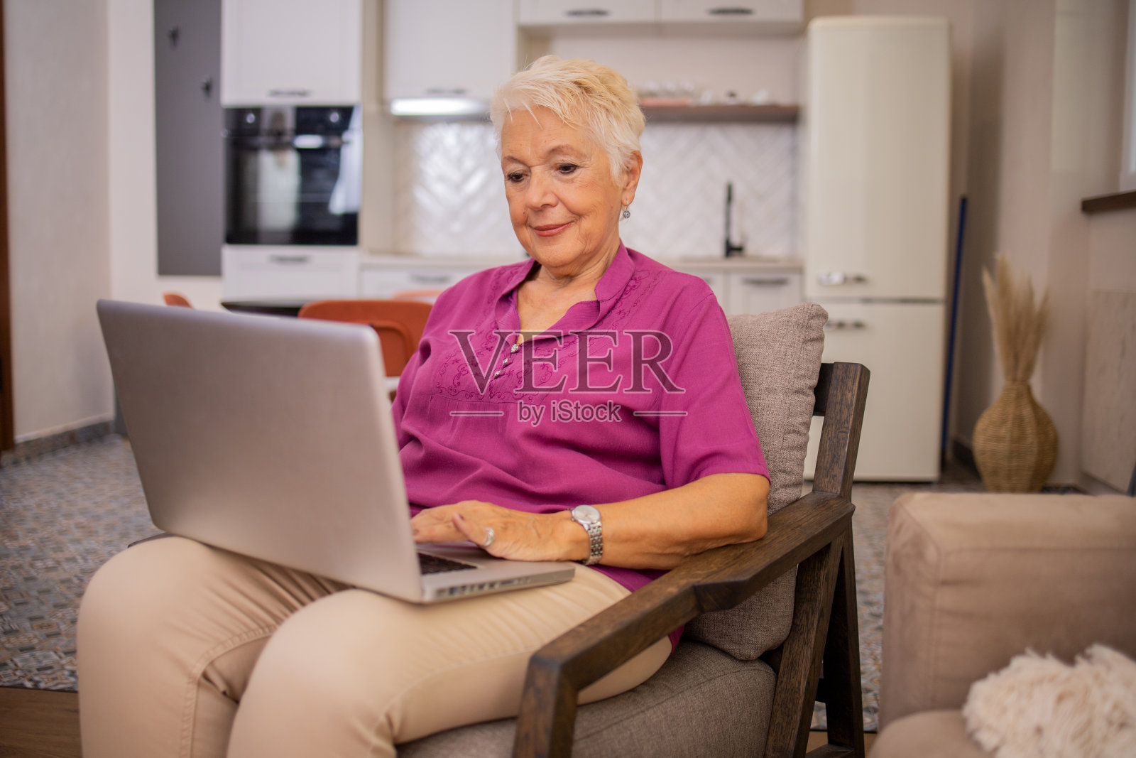 快乐的老年女性使用笔记本电脑照片摄影图片