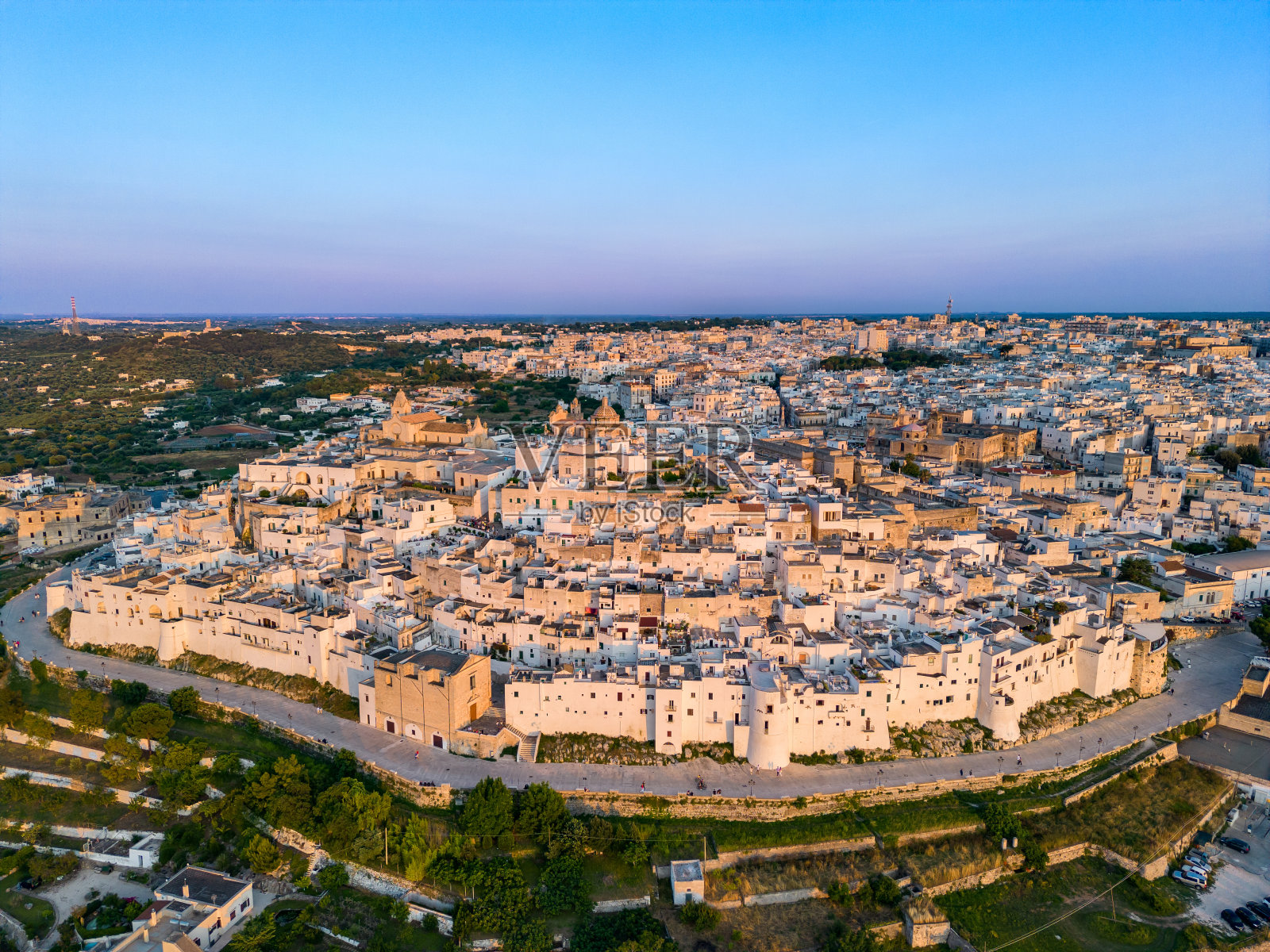 奥斯图尼，意大利普利亚的一个小镇照片摄影图片