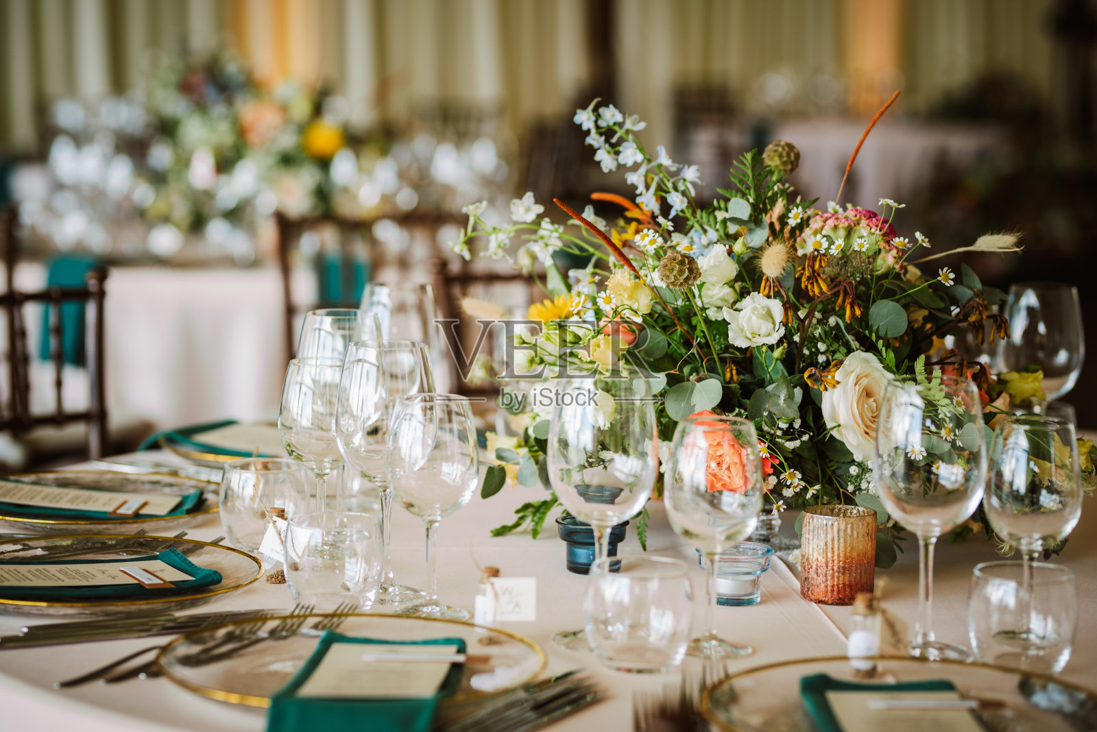 美丽清新的鲜花餐桌装饰。为婚礼准备的特殊桌子。照片摄影图片