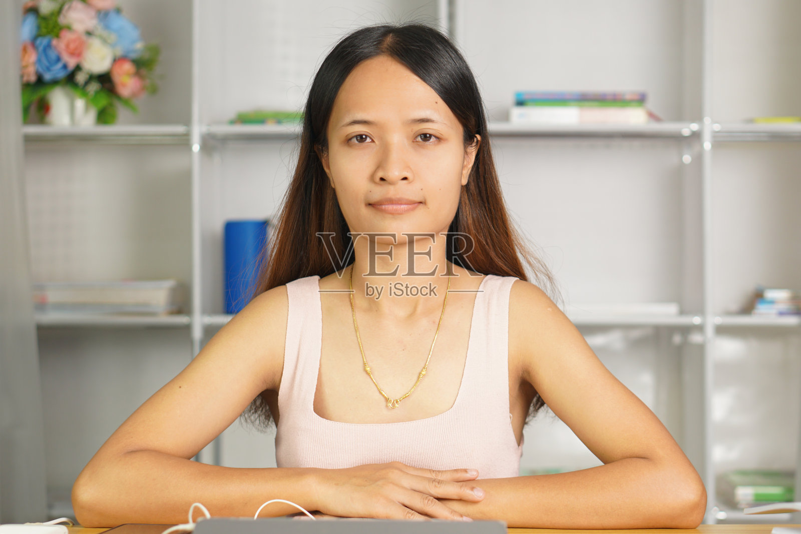 在家工作的女人开心的笑照片摄影图片