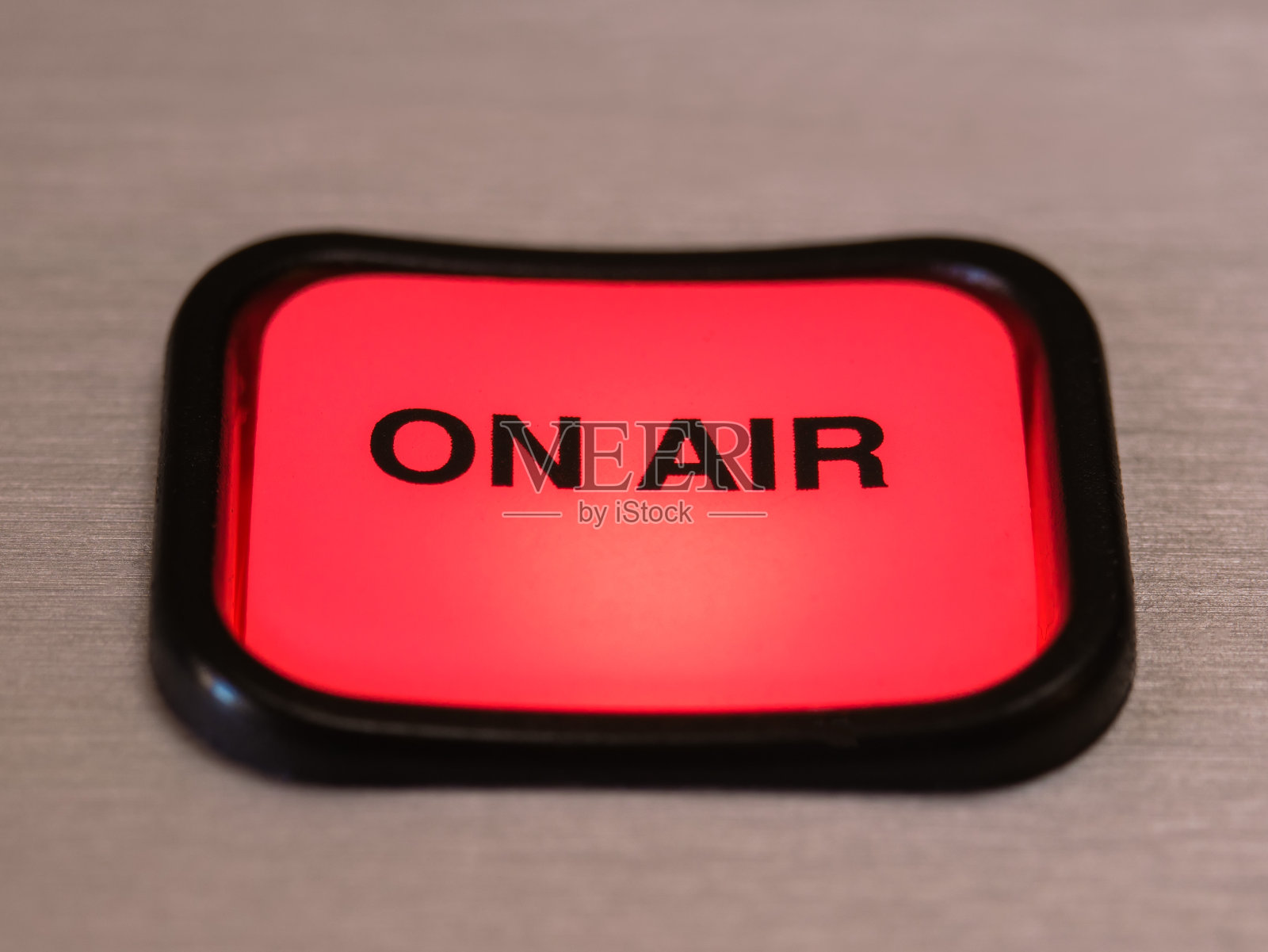 广播演播室数字控制台上的亮红色ON AIR按钮特写照片摄影图片