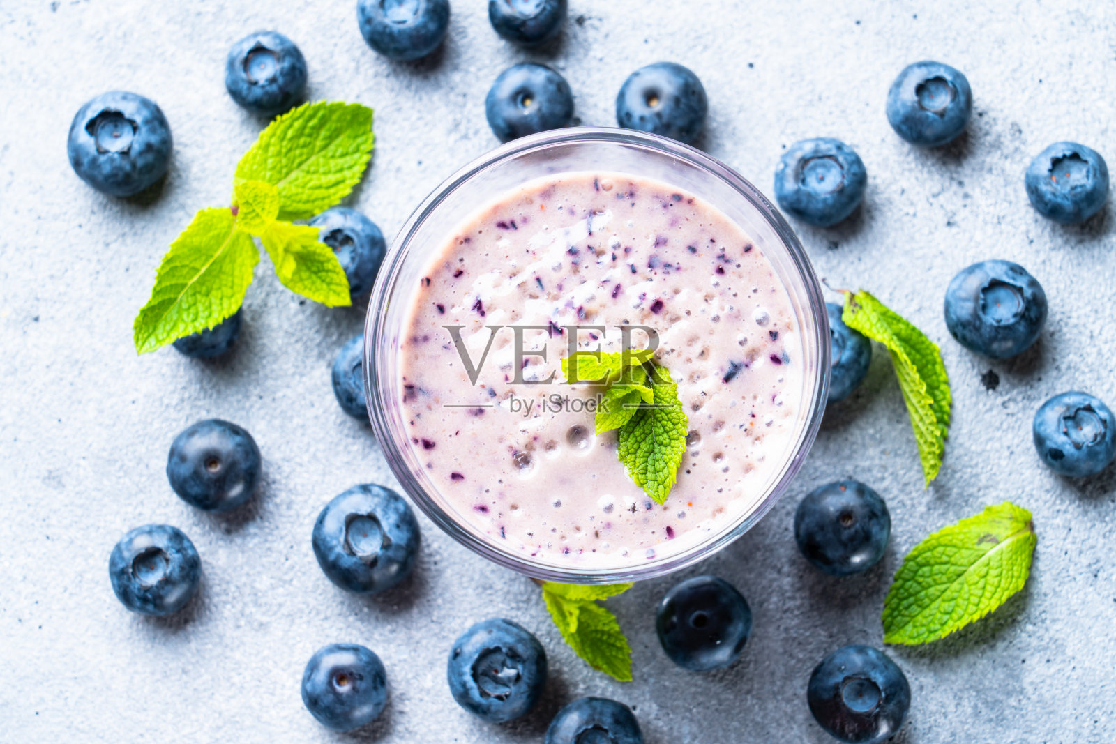 蓝莓奶昔或加新鲜浆果的奶昔。照片摄影图片