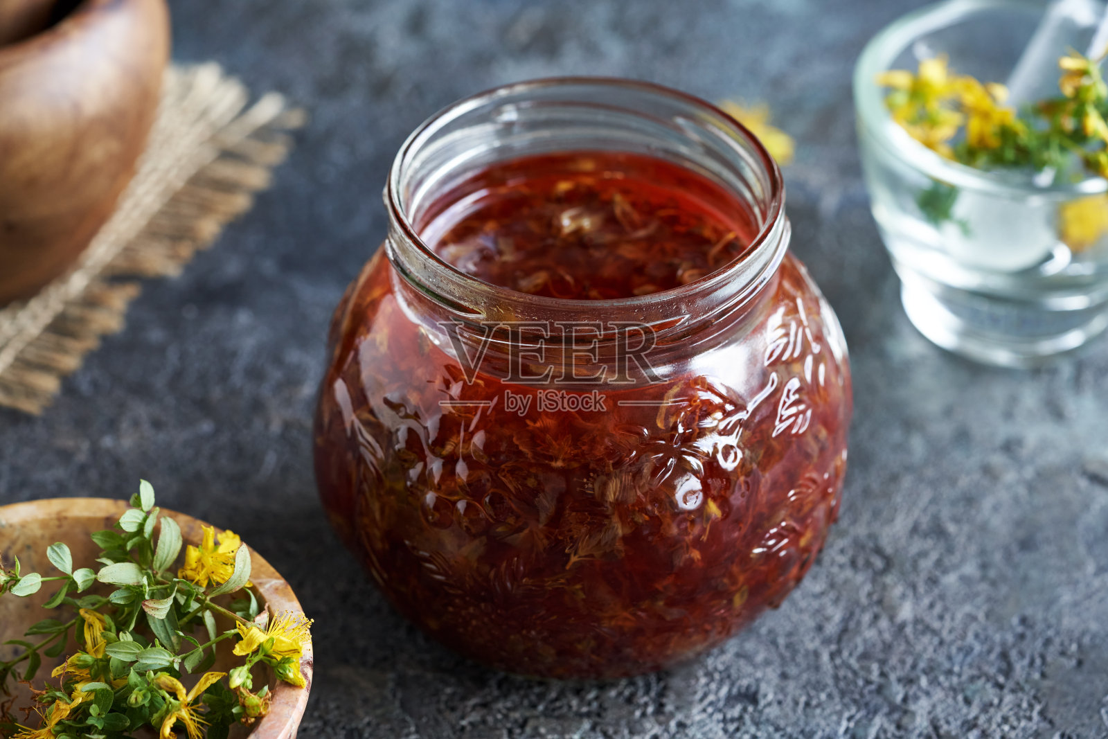 自制圣约翰草油的制备照片摄影图片