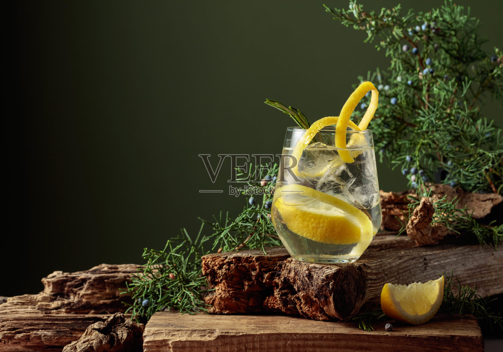 加冰、柠檬和迷迭香的鸡尾酒杜松子酒。照片摄影图片