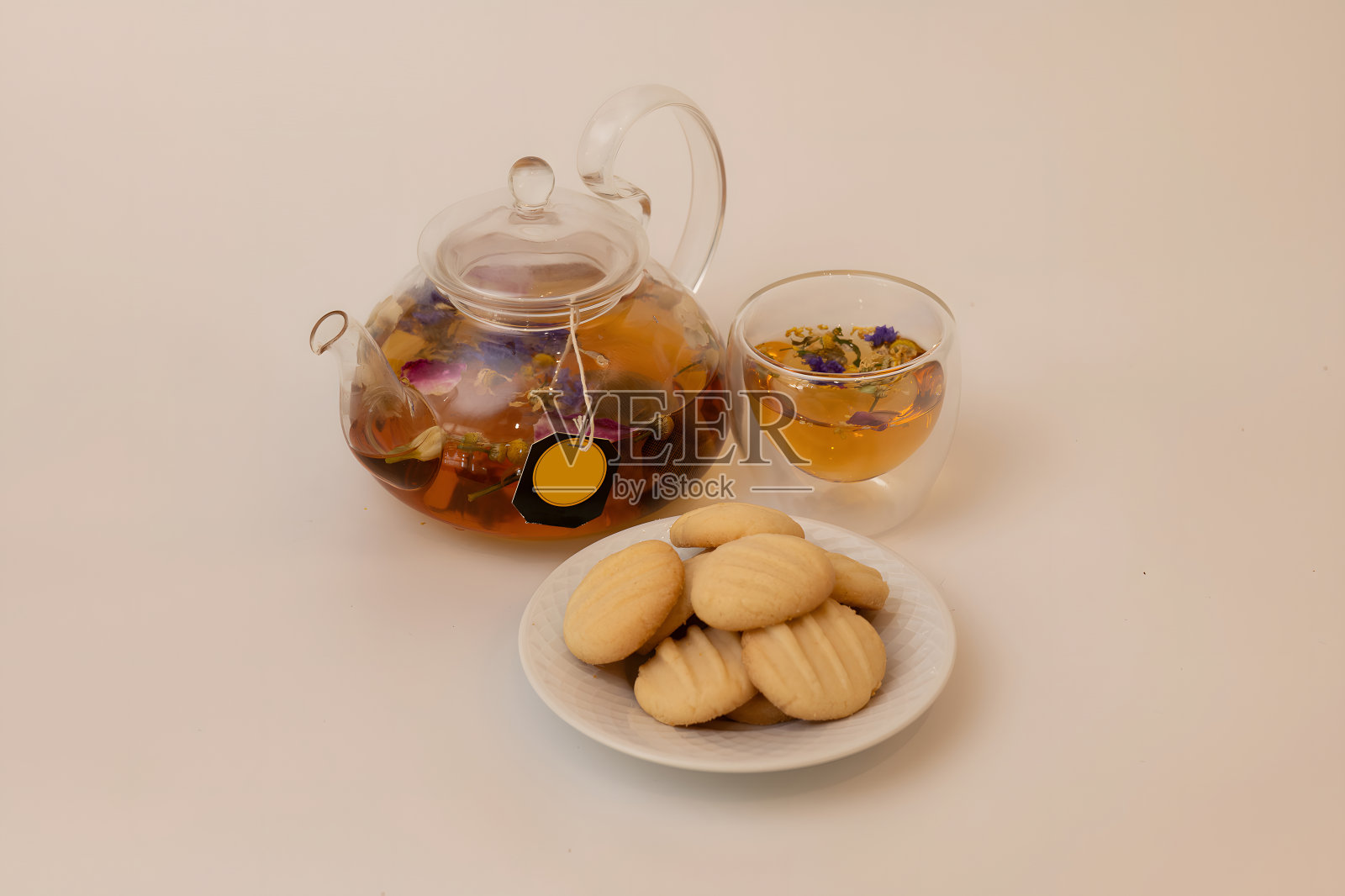 花茶派对套装。茶壶里放着一杯茶和黄油饼干，与世隔绝照片摄影图片