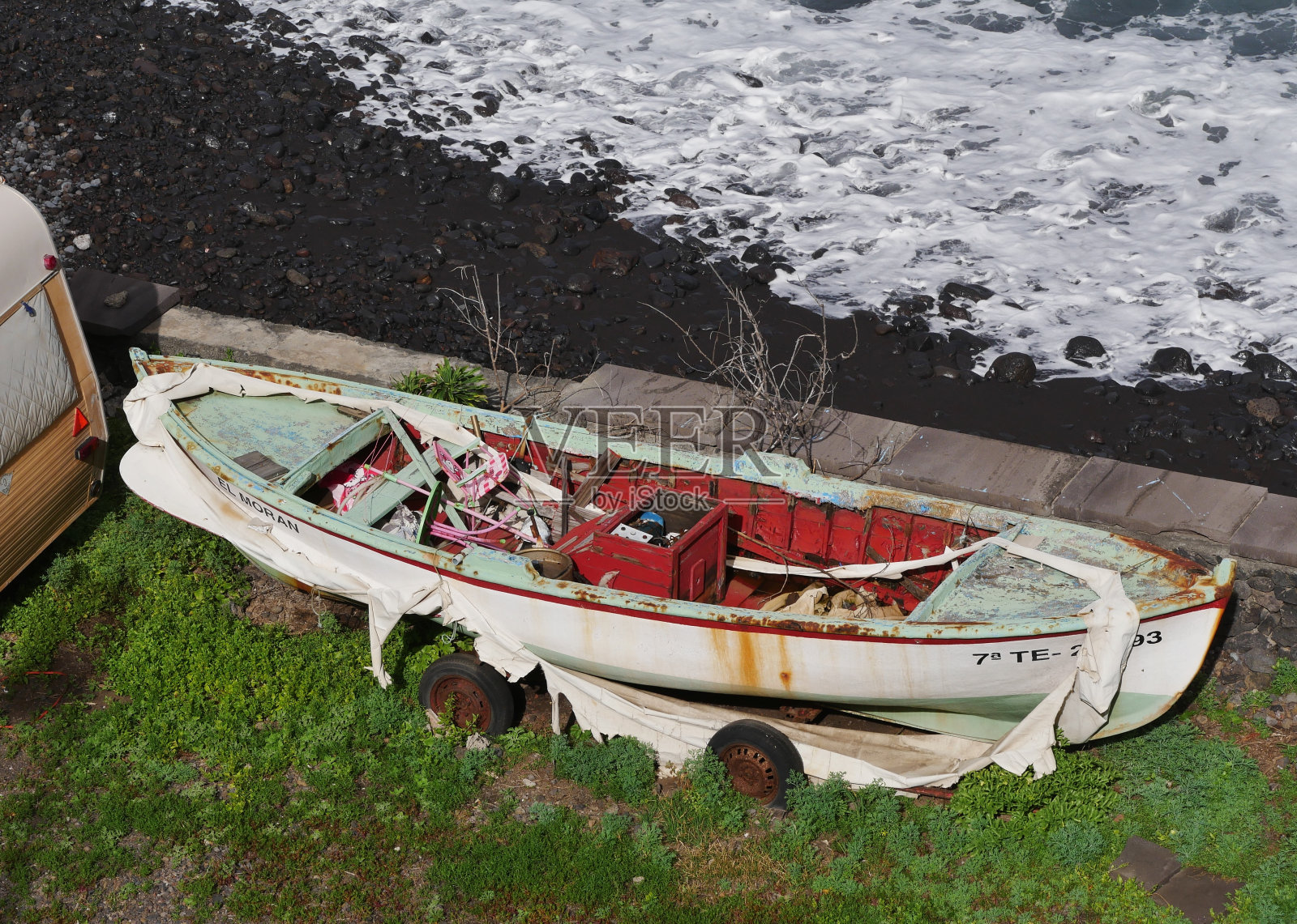 从上面看小船和露营车照片摄影图片
