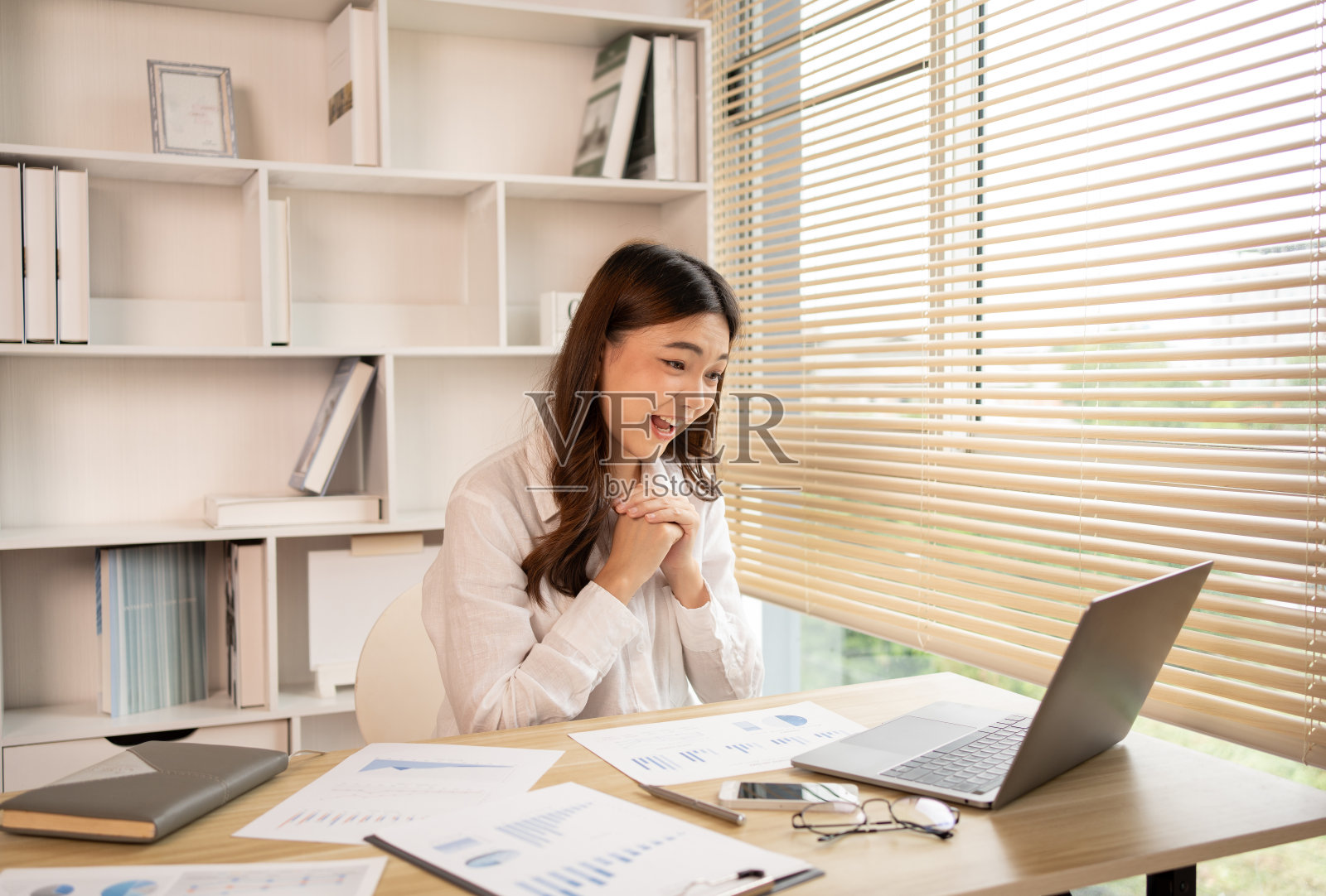 通过笔记本电脑进行视频通话照片摄影图片