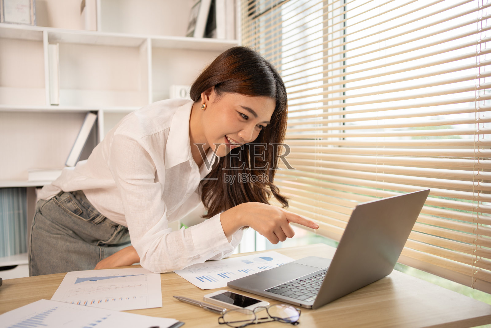 年轻女性在家工作照片摄影图片