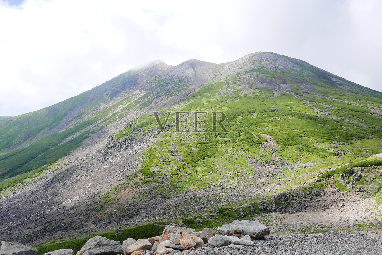 Norikura (Norikura-dake)是一座潜在的活火山，位于日本岐阜县和长野县交界处。它是飞驒山脉的一部分，被列入日本100座名山和新100座日本名山照片摄影图片