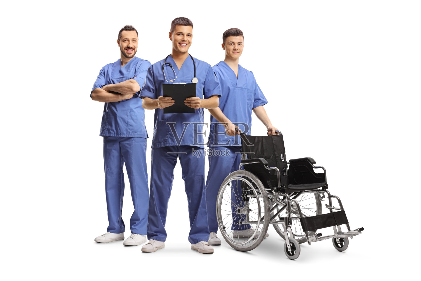 穿着蓝色制服，坐着轮椅的男性医护人员照片摄影图片