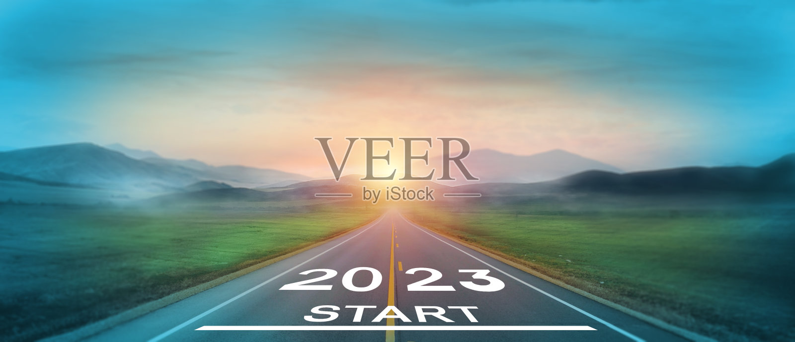 2023年新年的新开始。开始新的一年。2023写在路中间的柏油路夕阳西下。明年的目标、计划、机会和新的业务或生活改变。照片摄影图片