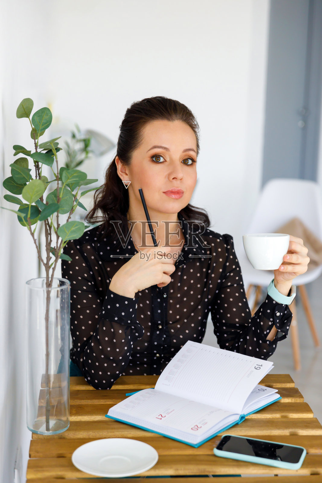 穿着黑衬衫的漂亮女人的肖像照片摄影图片